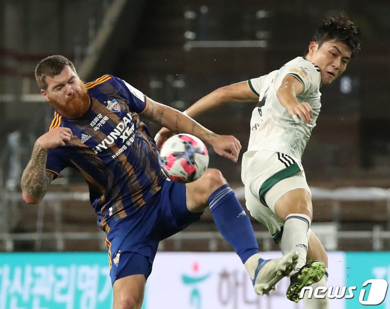 5일 오후 울산 문수축구경기장에서 열린 '2022 하나원큐 FA컵' 4강 울산현대와 전북현대의 경기에서 울산 마틴 아담이 전북 박진섭과 볼다툼을 하고 있다. 2022.10.5/뉴스1 ⓒ News1 윤일지 기자