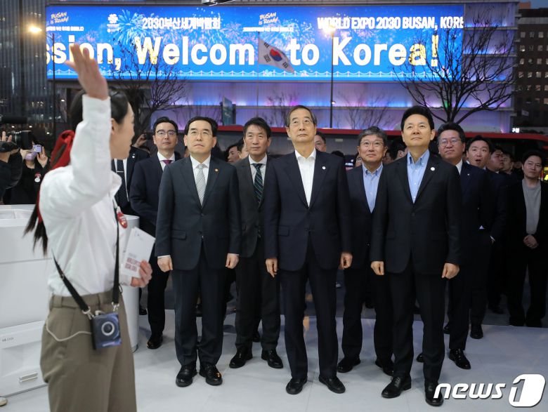 한덕수 국무총리를 비롯한 참석자들이 30일 오후 서울 종로구 광화문 광장에 마련된 2030 부산세계박람회(EXPO) 유치 기원 점등식을 마친 LG전자 부스를 둘러보고 있다. 2023.3.30/뉴스1 ⓒ News1 김진환 기자