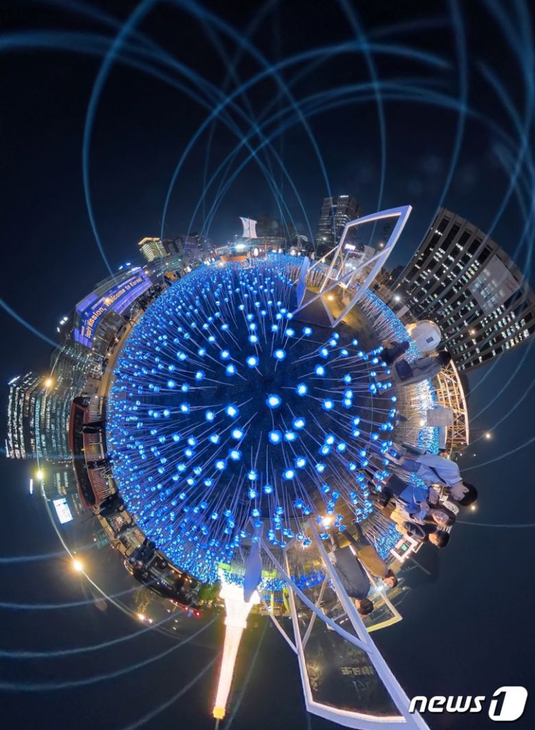 30일 오후 서울 종로구 광화문광장에서 열린 '광화에서 빛; 나이다'에서 화려한 조명이 빛나고 있다. 2023.3.30/뉴스1 ⓒ News1 김진환 기자