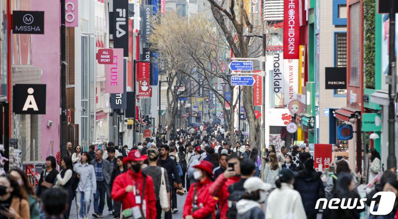 지난 29일 시민과 관광객들로 북적이는 서울 명동거리. (자료사진) /뉴스1