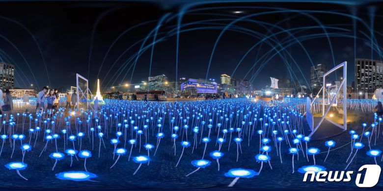 30일 오후 서울 종로구 광화문광장에서 열린 '광화에서 빛; 나이다'에서 화려한 조명이 빛나고 있다. 2023.3.30/뉴스1 ⓒ News1 김진환 기자