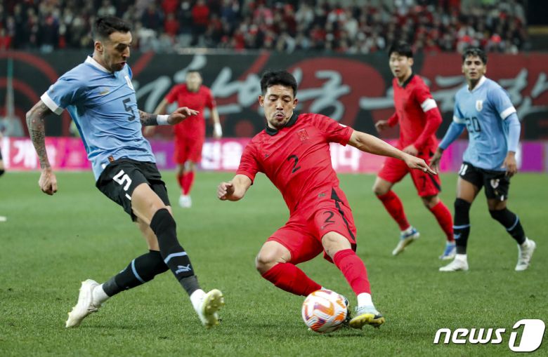 이기제가 28일 오후 서울 상암월드컵경기장에서 열린 축구 국가대표 평가전 대한민국과 우루과이 경기에서 크로스를 시도하고 있다.. 2023.3.28/뉴스1 ⓒ News1 김도우 기자