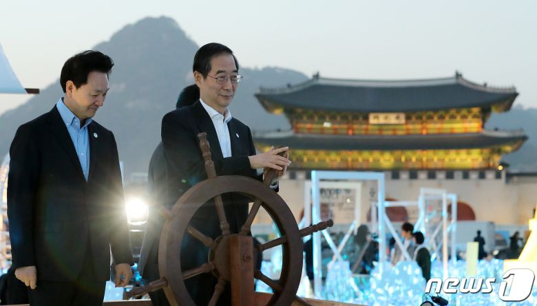 한덕수 국무총리가 30일 오후 서울 종로구 광화문 광장에 마련된 2030 부산세계박람회(EXPO) 유치 기원 점등식에서 조타 핸들을 돌리고 있다. 2023.3.30/뉴스1 ⓒ News1 김진환 기자