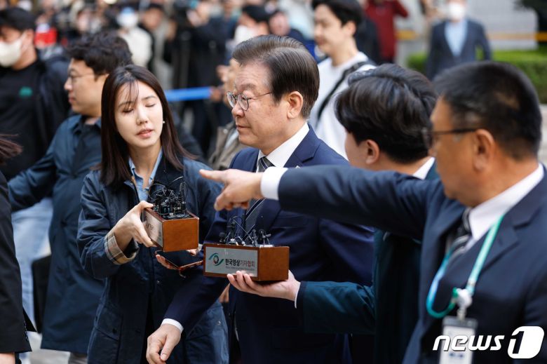 이재명 대표가 31일 오전  서울중앙지법에서 열리는 공직선거법 위반 혐의 공판에 출석하고 있다. (공동취재) 2023.3.31/뉴스1 ⓒ News1 송원영 기자