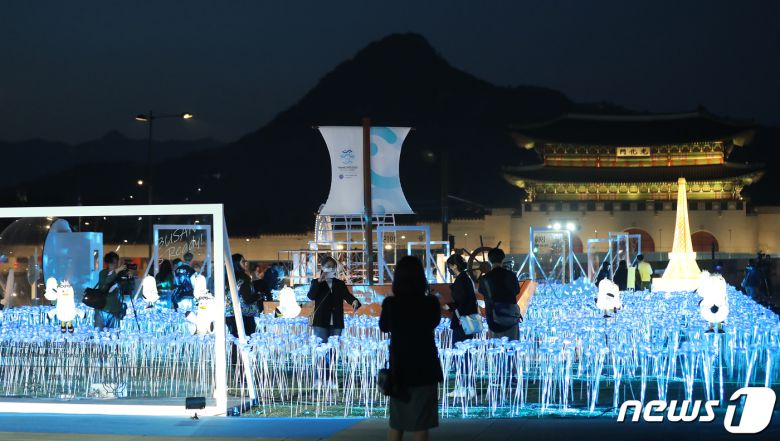 30일 오후 서울 종로구 광화문광장에서 열린 '광화에서 빛; 나이다'를 찾은 시민들이 불 밝힌 LED 장미를 살펴보고 있다. 2023.3.30/뉴스1 ⓒ News1 김진환 기자