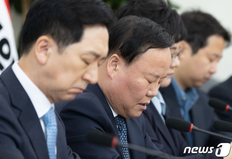 김재원 국민의힘 최고위원이 30일 오전 서울 여의도 국회에서 열린 최고위원회의에서 잠시 생각에 잠겨 있다. ⓒ News1 이재명 기자