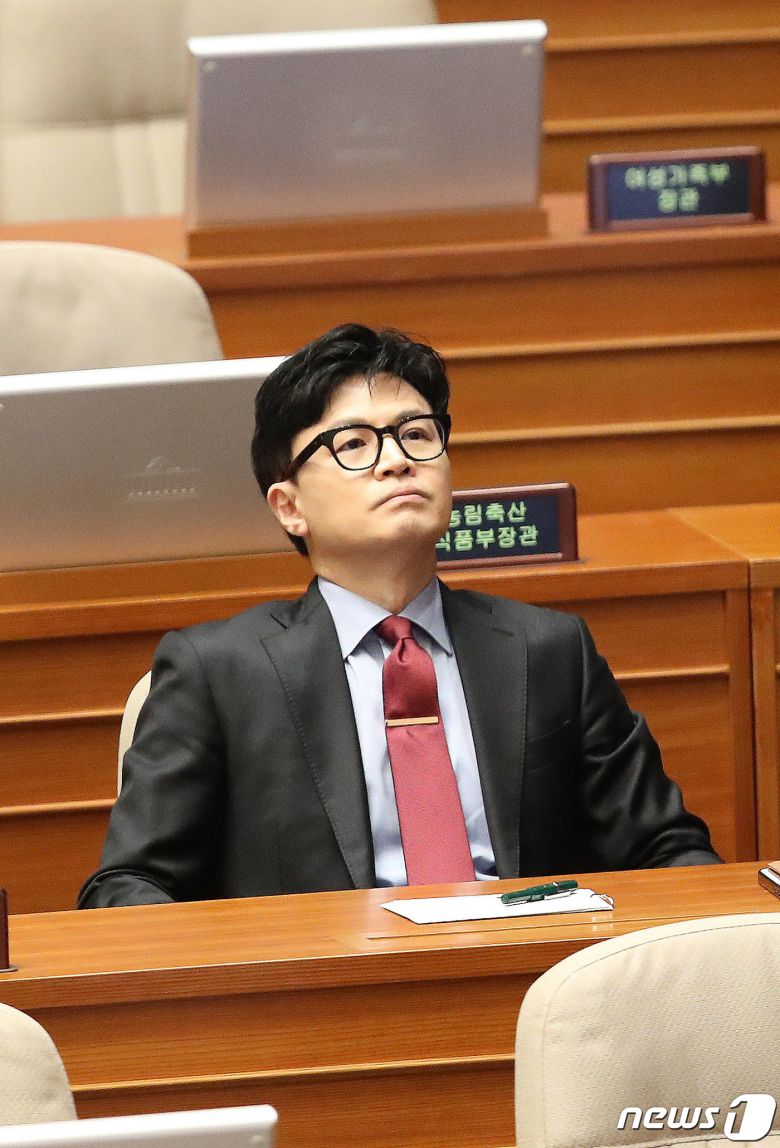 한동훈 법무부 장관이 지난 3월 30일 오후 서울 여의도 국회에서 열린 제404회 국회(임시회) 제2차 본회의에서 국회의원 하영제에 대한 체포동의요청 이유를 설명하기 위해 기다리고 있다. ⓒ News1 임세영 기자