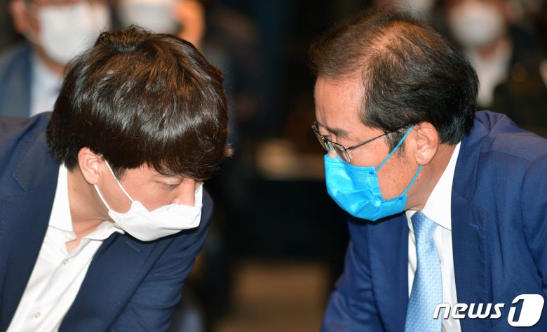 2021년 6월 19일 당시 홍준표 국민의힘 의원이 서울 여의도 글래드 호텔에서 열린 '인뎁스조사 결과 국민보고대회'에서 이준석 대표와 이야기를 나누고 있다. ⓒ News1 오대일 기자