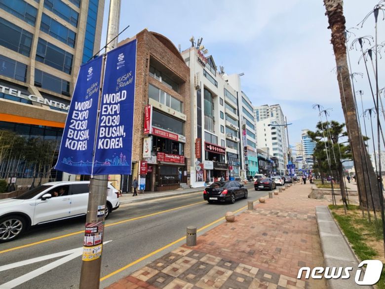 불꽃쇼가 열리는 광안리해수욕장 해변도로 전경.2023.4.1 강승우 기자