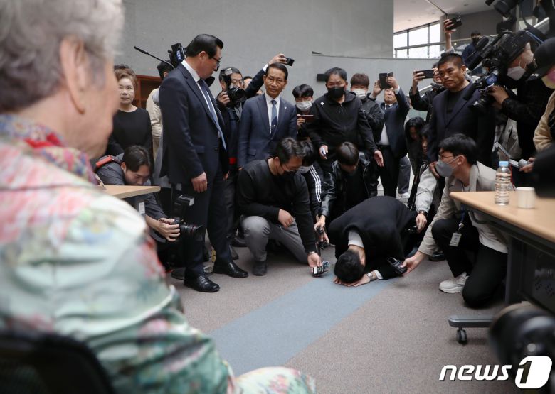 전두환의 손자 전우원씨가 31일 광주 서구 5·18기념문화센터에서 열린 '5·18유족, 피해자와의 만남' 행사에서 할아버지를 대신해 사죄하고 있다. 2023.3.31/뉴스1 ⓒ News1 이수민 기자