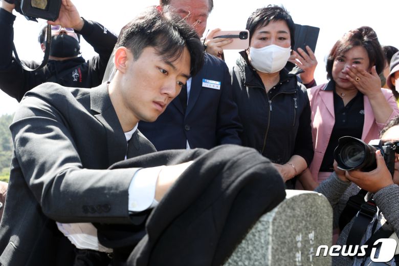 31일 오전 광주 북구 운정동 국립5·18민주묘지에서 전두환 전 대통령의 손자 전우원씨(27)가 오월 영령에 참배하고 있다. 2023.3.31/뉴스1 ⓒ News1 정다움 기자