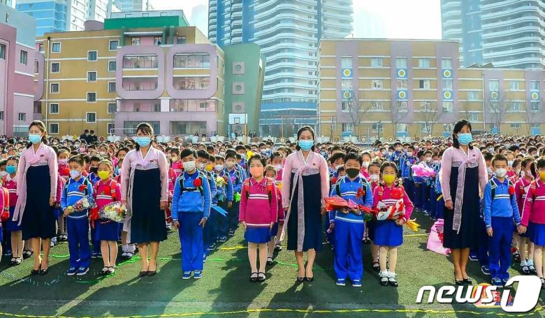 (평양 노동신문=뉴스1) = 북한 각지 학교에서 1일 새 학년도 개학모임이 진행됐다고 2일 노동당 기관지 노동신문이 보도했다. [국내에서만 사용가능. 재배포 금지. DB 금지. For Use Only in the Republic of Korea. Redistribution Prohibited] rodongphoto@news1.kr