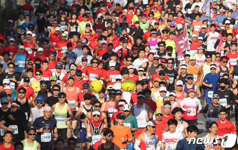 2일 오전 대구 중구 국채보상운동기념공원 앞에서 열린 '2023 대구국제마라톤대회'에 참가한 시민들이 대구 도심을 힘차게 달리고 있다. 코로나19 여파로 2019년 이후 4년 만에 정상 개최되고 세계육상경기연맹(WA)에서 골드라벨 인증을 받은 '2023 대구국제마라톤대회'에는 16개국 184명의 엘리트 선수와 1만5000여명의 동호인이 참가했다. 2023.4.2/뉴스1 ⓒ News1 공정식 기자