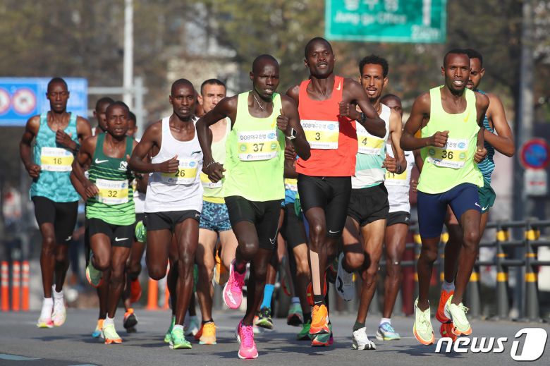 2일 오전 대구 중구 국채보상운동기념공원 앞에서 열린 '2023 대구국제마라톤대회' 엘리프 풀코스에 출전한 선수들이 대구 도심을 힘차게 달리고 있다. 코로나19 여파로 2019년 이후 4년 만에 정상 개최되고 세계육상경기연맹(WA)에서 골드라벨 인증을 받은 '2023 대구국제마라톤대회'에는 16개국 184명의 엘리트 선수와 1만5000여명의 동호인이 참가했다. 2023.4.2/뉴스1 ⓒ News1 공정식 기자