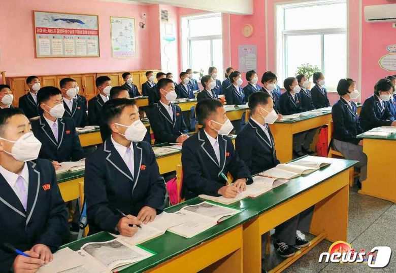 (평양 노동신문=뉴스1) = 북한 각지 학교에서 1일 새 학년도 개학모임이 진행됐다고 2일 노동당 기관지 노동신문이 보도했다. [국내에서만 사용가능. 재배포 금지. DB 금지. For Use Only in the Republic of Korea. Redistribution Prohibited] rodongphoto@news1.kr