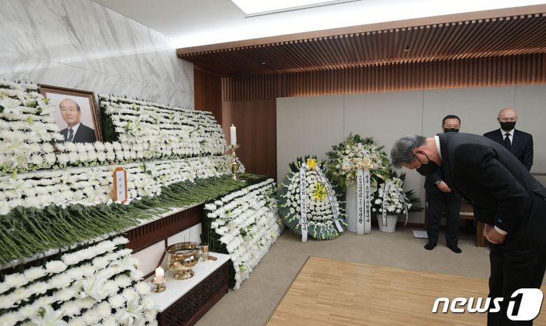 고(故) 노태우 전 대통령 아들 노재헌 동아시아문화센터 이사장이 25일 서울 서대문구 신촌세브란스병원 장례식장에 마련된 전직 대통령 전두환씨 빈소를 찾아 조문을 하고 있다. 2021.11.25/뉴스1 ⓒ News1 김명섭 기자
