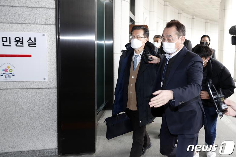 고위공직자범죄수사처(공수처) 수사관들이 지난 2021년 11월29일 오전 '이성윤 서울고검장 공소장 유출 사건'과 관련 압수수색을 위해 서울 서초구 대검찰청으로 들어서고 있다.  2021.11.29/뉴스1 ⓒ News1 이승배 기자