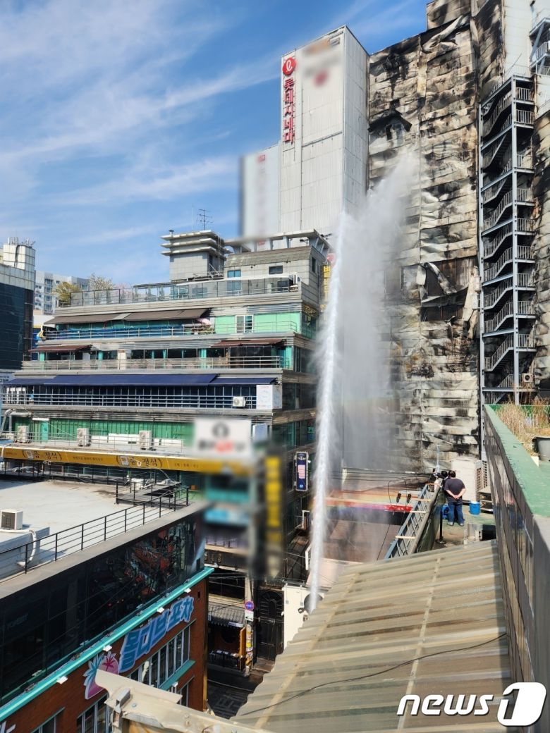 3일 오전 11시51분께 인천시 부평구 부평동 롯데시네마 입점 상가건물 인근에서 화재가 발생, 소방 당국이 대응 1단계를 발령하고 화재를 진압하고 있다.2023.4.3/뉴스1 ⓒ News1 박아론 기자