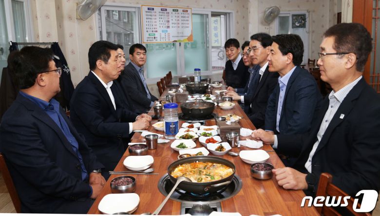 김진태 도지사는 5일 춘천의 한 식당에서 권혁열 도의장 등과 조찬 간담회를 가졌다. 이 자리에는 김명선 행정부지사, 정광열 경제부지사, 김한수 기획조정실장, 정일섭 행정국장, 박병주 비서실장, 강원도의회 이무철 경제통상위원회 부위원장, 박찬흥 도의원 등도 함께했다.(강원도 제공)