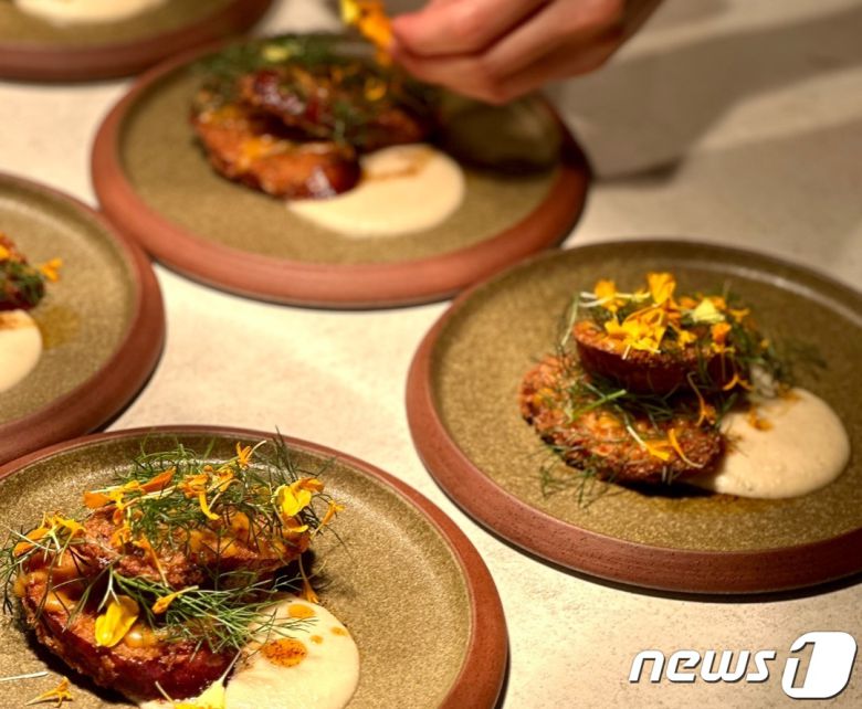 커스모 요리엔 현지에서 쉽게 채취할 수 있는 허브나 꽃을 올린다ⓒ News1