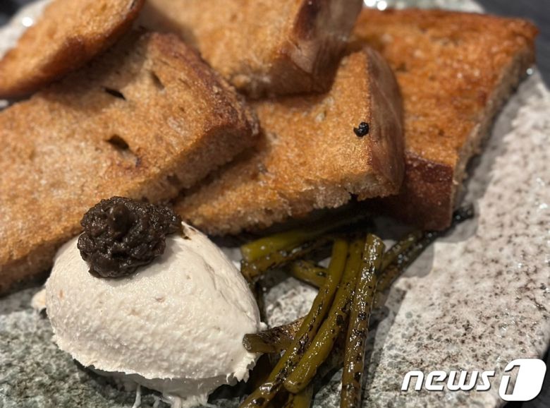 밥도둑이 아닌 빵도둑이라 해도 될 만큼 맛이 좋은 콩피 농어 ⓒ News1