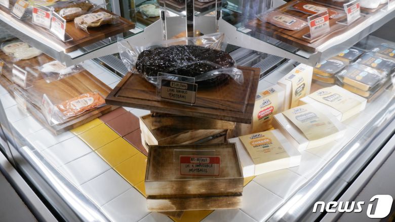 러브핸들 1층에 마련된 정육 코너. 참고로 모두 식물로 만든 대체육이다.ⓒ News1