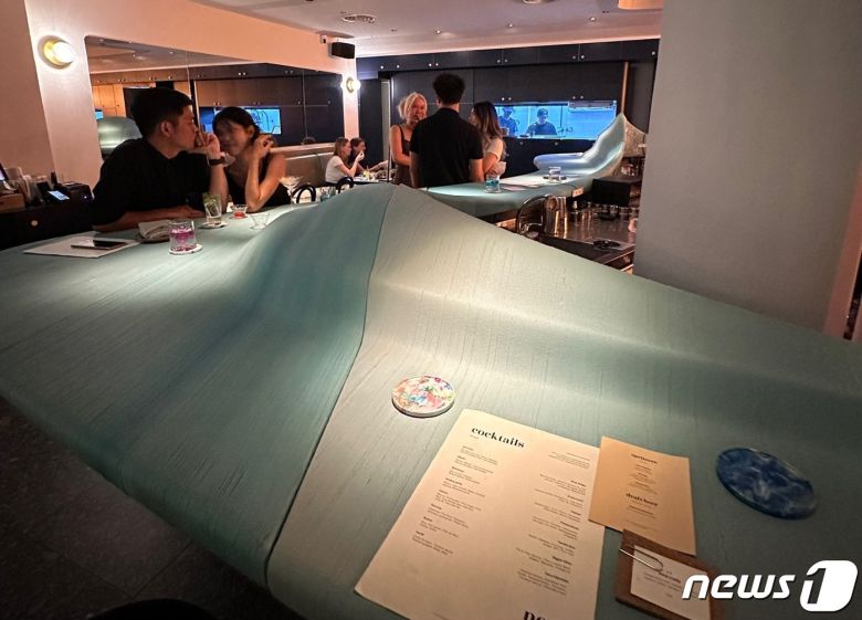 재활용 플라스틱 병을 사용해 3D 프린트로 만든 테이블이 인상적이다. ⓒ News1