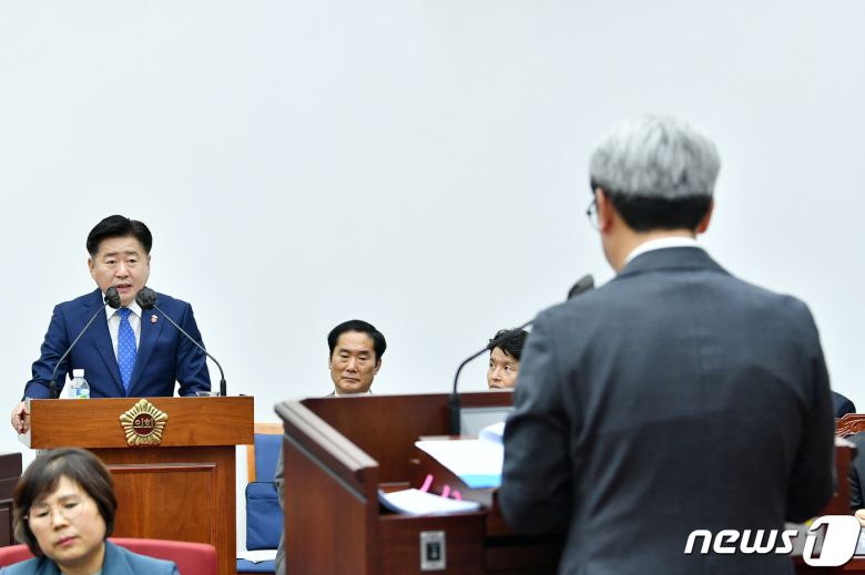 11일 제415회 2차 본회의 도정질문에서  오영훈 지사가 김황국 부의장의 질문에 답변하고 있다(제주도의회 제공)ⓒ News1