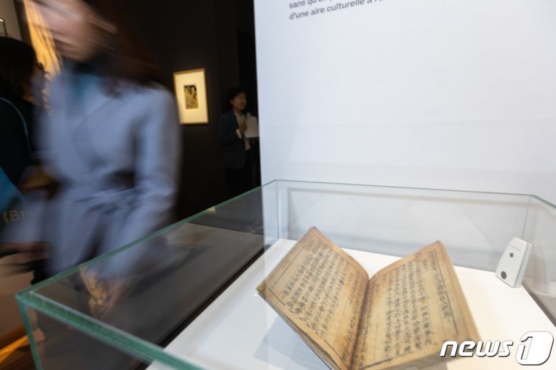 11일(현지시간) 프랑스 파리 프랑스 국립도서관(BNF)에서 열린 ‘인쇄하다! 구텐베르크의 유럽’전시에서 세계에서 가장 오래된 금속활자 인쇄본인 ’직지심체요절'(直指心體要節·직지)이 언론에 공개되고 있다. 2023.4.12/뉴스1 ⓒ News1 이준성 기자