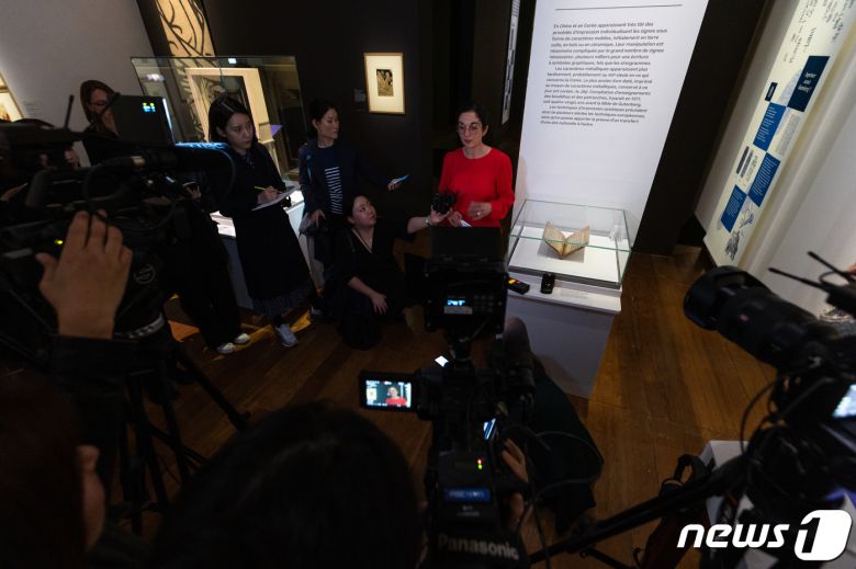 11일(현지시간) 프랑스 파리 프랑스 국립도서관(BNF)에서 열린 ‘인쇄하다! 구텐베르크의 유럽’전시에서 세계에서 가장 오래된 금속활자 인쇄본인 ’직지심체요절'(直指心體要節·직지)이 언론에 공개되고 있다. 2023.4.12/뉴스1 ⓒ News1 이준성 기자