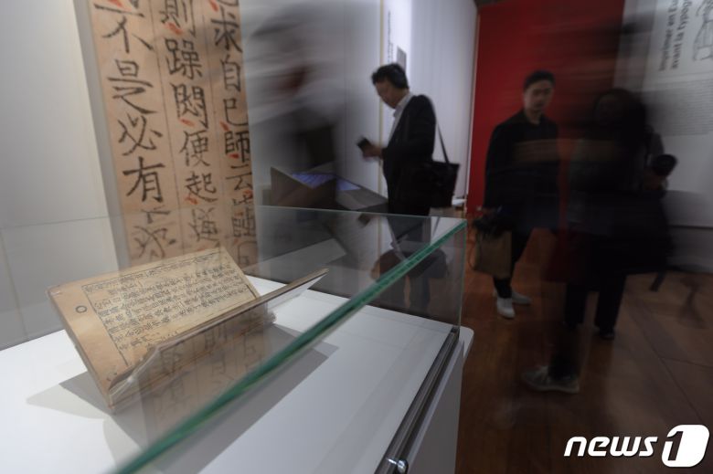 11일(현지시간) 프랑스 파리 프랑스 국립도서관(BNF)에서 열린 ‘인쇄하다! 구텐베르크의 유럽’전시에서 세계에서 가장 오래된 금속활자 인쇄본인 ’직지심체요절'(直指心體要節·직지)이 언론에 공개되고 있다. .2023.4.12/뉴스1 ⓒ News1 이준성 기자