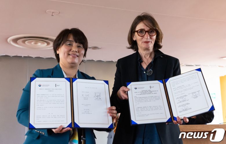 11일(현지시간) 프랑스 파리 프랑스 국립도서관(이하 BNF)에서 열린 ‘인쇄하다! 구텐베르크의 유럽’전시 언론 사전 공개 행사에서 채수희 문화재청 문화재활용 국장과 로랑스 앙젤 BNF관장이 상호 협력을 위한 양해각서(MOU)를 체결한 뒤 기념 촬영을 하고 있다. 2023.4.12/뉴스1 ⓒ News1 이준성 기자