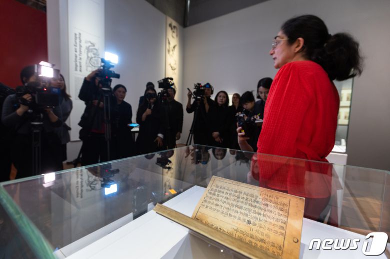11일(현지시간) 프랑스 파리 프랑스 국립도서관(BNF)에서 열린 ‘인쇄하다! 구텐베르크의 유럽’전시에서 세계에서 가장 오래된 금속활자 인쇄본인 ’직지심체요절'(直指心體要節·직지)이 언론에 공개되고 있다. 2023.4.12/뉴스1 ⓒ News1 이준성 기자