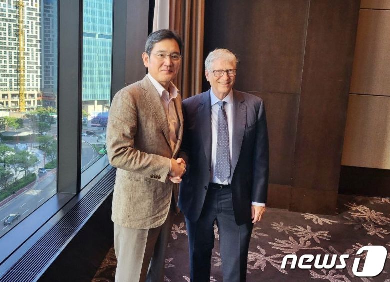 지난해 8월 한국에서 만난 이재용 삼성전자 회장과 마이크로소프트(MS) 창업자 '빌 게이츠' (삼성전자 제공)