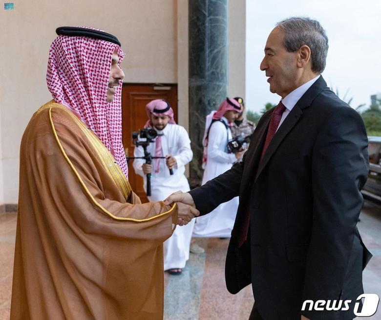 파이살 빈 파르한 알사우드 사우디아라비아 외교장관이 12일 (현지시간) 제다를 방문한 파이잘 메크다드 시리아 외무장관과 만나 악수를 하고 있다. ⓒ AFP=뉴스1 ⓒ News1 우동명 기자