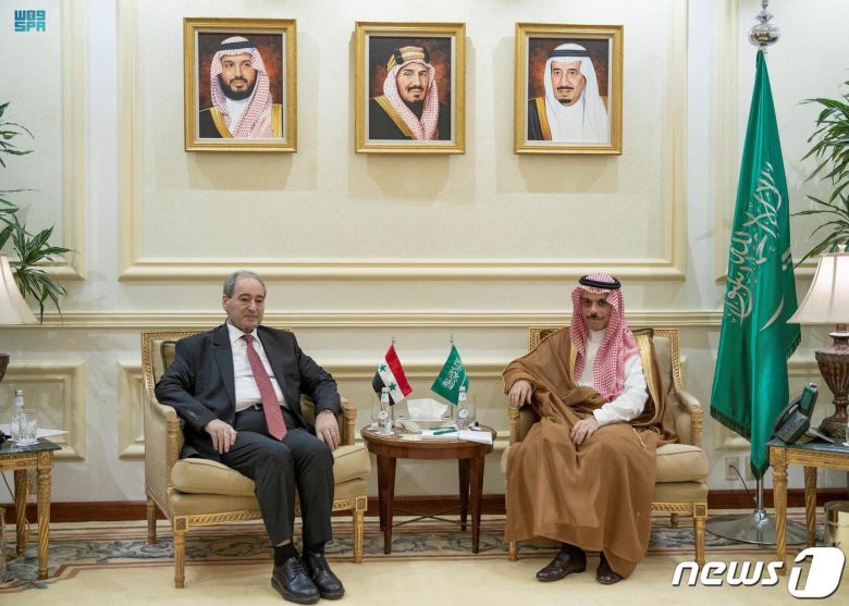 파이살 빈 파르한 알사우드 사우디아라비아 외교장관이 12일 (현지시간) 제다를 방문한 파이잘 메크다드 시리아 외무장관과 회담을 하고 있다. ⓒ AFP=뉴스1 ⓒ News1 우동명 기자