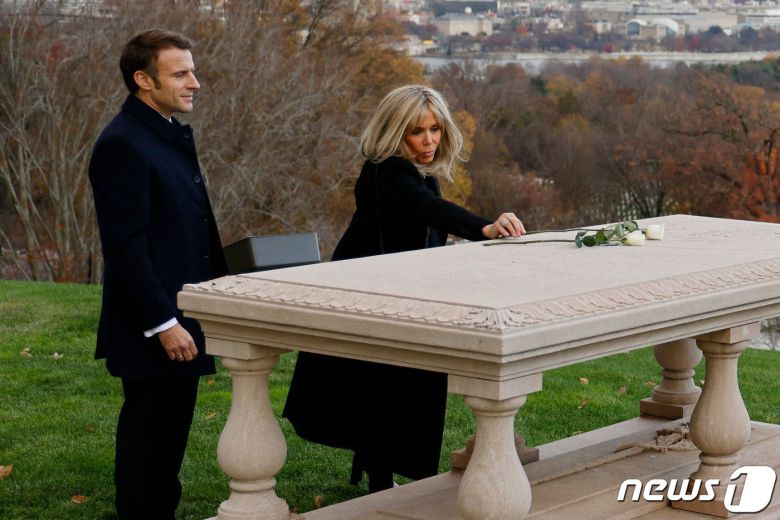 30일(현지시간) 미국 버지니아주 알링턴에 위치한 알링턴 국립묘지에서 에마뉘엘 마크롱 프랑스 대통령과 브리짓 마크롱 여사가 프랑스계 미국인 공병 피에르 샤를 랑팡의 묘에 헌화하고 있다. ⓒ AFP=뉴스1 ⓒ News1 김성식 기자