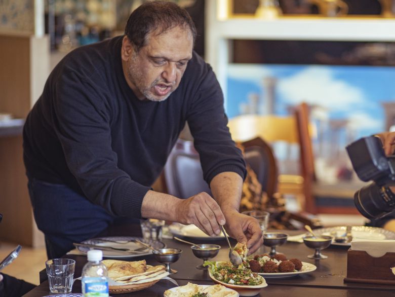 음식을 먹는 방법을 직접 설명하는 야설 가나엠 페트라 사장. 서울관광재단 제공