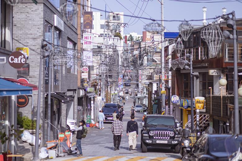 베트남등이 걸려 있는 이태원 퀴논거리 전경. 서울관광재단 제공