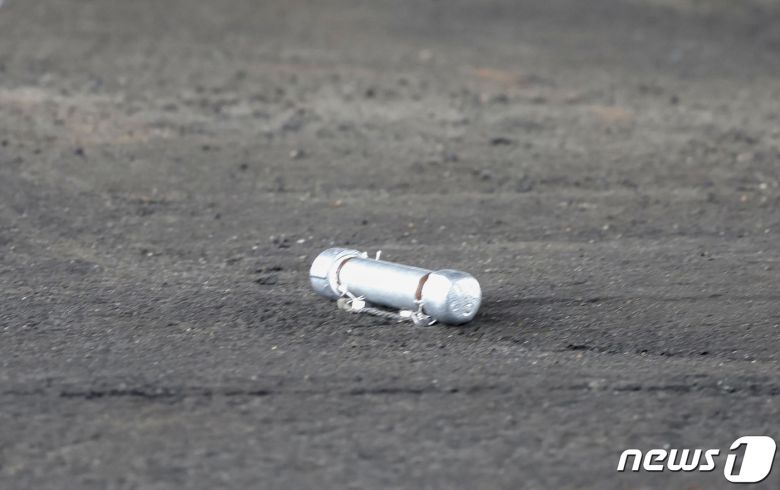 15일 일본 와카야마현(県) 기시다 총리의 연설 장소에 폭발물로 추정되는 원통형 모양의 물체가 떨어져 있다. (교도통신 제공) ⓒ 로이터=뉴스1 ⓒ News1 권진영 기자