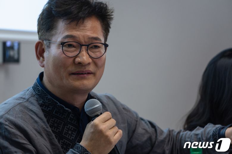 13일 오후(현지시간) 프랑스의 정치학 중심 명문 그랑제콜인 파리정치대학(Sciences-po・시앙스포)에서 열린 송영길 전 더불어민주당 대표의 ‘한국 전쟁과 우크라이나 전쟁의 유사성’ 특강에서 송 전 대표가 참석한 학생들의 질문에 대답하고 있다. 송 전 대표는 이 날 강연에서 한국・우크라이나 전쟁 유사성 분석과 더불어 국제정치와 외교, 지구 환경과 에너지, 4차 산업혁명과 지속 가능한 개발, 기후 위기 등 다양한 주제를 이야기하며 강연을 펼쳤다. 송 전 대표는 지난해 12월부터 프랑스 그랑제콜인 파리경영대학원(ESCP)의 방문 연구교수로 현재 파리에 체류중이며 오는 7월 임기를 마치고 귀국할 예정이다. 2023.4.14/뉴스1 ⓒ News1 이준성 기자