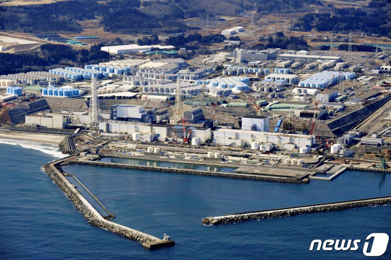 일본 후쿠시마현(県) 오쿠마 소재 후쿠시마 제1 원자력 발전소의 전경. 원전 너머로 파란색 처리수 저장 탱크가 보인다. 2021.02.13 ⓒ 로이터=뉴스1 ⓒ News1 권진영 기자