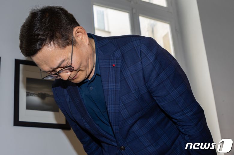 송영길 전 더불어민주당 대표가 22일 오후(현지시간) 프랑스 파리의 한 교민 사무실에서 열린 특파원 간담회에서 ’2021년 전당대회 돈 봉투 의혹’과 관련해 고개숙여 사과하고 있다. ⓒ News1 이준성 기자