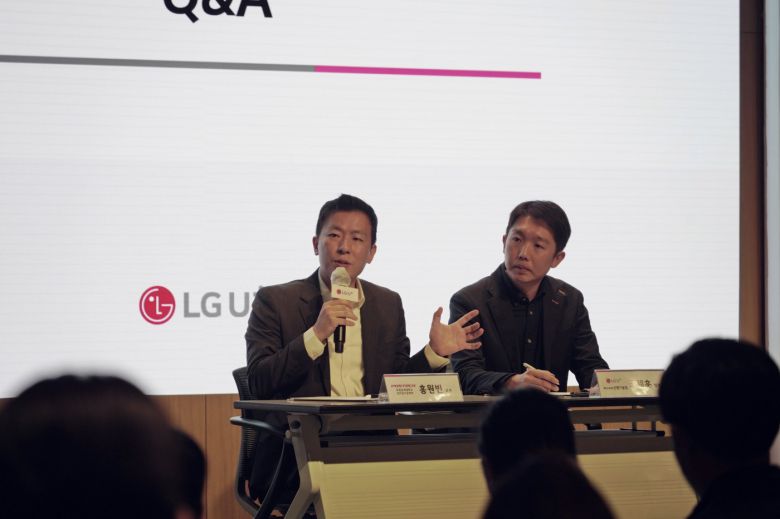 (왼쪽부터) 홍원빈 포항공과대학교(포스텍) 교수와 조제훈 LG유플러스 네트워크부문 엑세스선행기술개발팀장이'재구성 가능한 지능형 표면'(RIS, Reconfigurable Intelligent Surface) 기술에 대해 설명하고 있다. (LGU+ 제공)