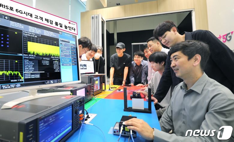 LG유플러스와 포항공과대학교 홍원빈 교수 연구팀, 키사이트테크놀로지스 임직원이 RIS 테스트를 하는 모습. (LGU+ 제공)