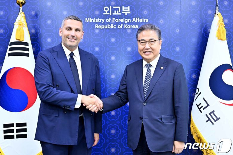 박진 외교부 장관, 칼둔 칼리파 알 무바락 아부다비 행정청장. (외교부 제공)/뉴스1