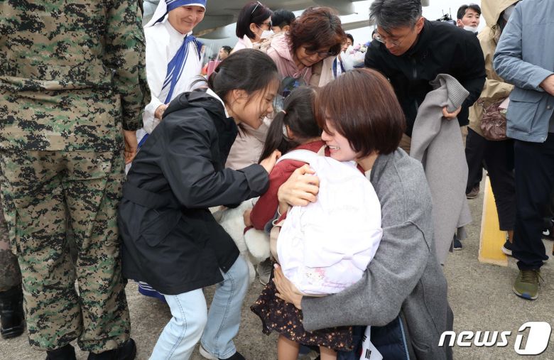 수단 군벌 간 무력 충돌로 고립됐다가 우리 정부의 ‘프라미스(Promise·약속)’ 작전을 통해 철수한 우리 교민 어린이가 25일 경기 성남시 서울공항으로 입국해 가족을 만나고 있다. 2023.4.25/뉴스1 ⓒ News1 사진공동취재단