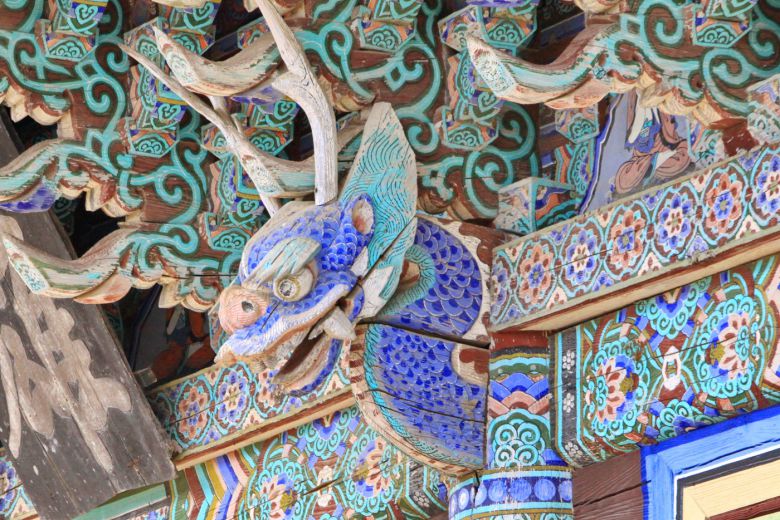 대웅보전 상부 용머리 조각. (문화재청 제공)