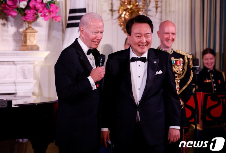 미국을 국빈 방문한 윤석열 대통령이 26일(현지시간) 워싱턴 DC 백악관에서 열린 국빈만찬에서 조 바이든 미국 대통령과 나란히 서 있는 모습이다. 2023.04.26. ⓒ 로이터=뉴스1 ⓒ News1 김성식 기자