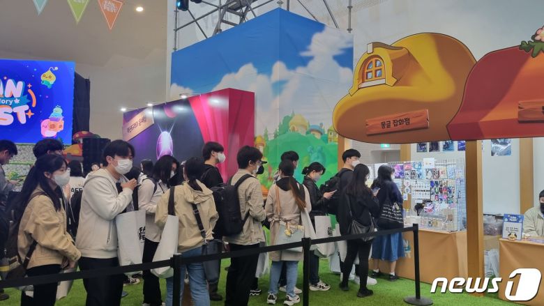 유저들이 직접 제작한 굿즈를 구매하기 위해 줄을 서고 있는 용사들의 모습 (박소은 기자)